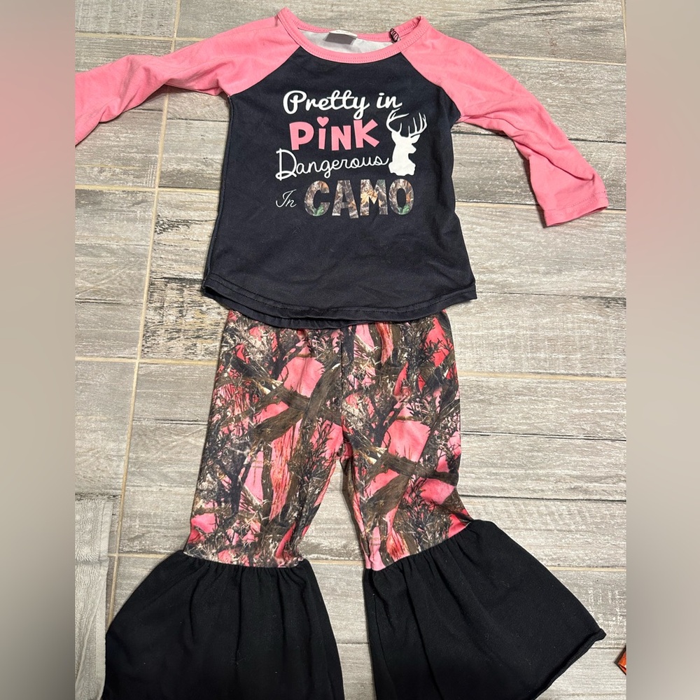 Black and pink  Camo Bell bottom set
Pre loved and in great condition.